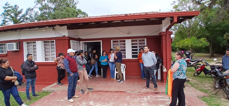 Arnaldo Espínola se retiró abruptamente de la reunión con pobladores de Laureles.