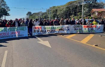 Campesinos se manifiestan cerrando la ruta Py 01 en el cruce Santa Maria, exigiendo el cumplimiento de las promesas del Gobierno Nacional.