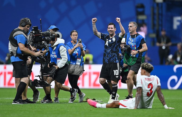 Lionel Messi de Argentina celebra la victoria por 2-1 de su equipo en el partido de semifinales de la Copa Mundial de la FIFA 2026 entre Inglaterra y Argentina en el Estadio de Atlanta, en Atlanta, Georgia.