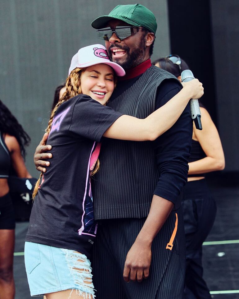Shakira y William, de Black Eyed Peas, dándose un cariño abrazo. (Instagram/Shakira)