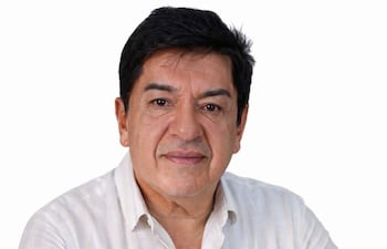 Augusto Wagner, hombre de mediana edad, posando en un entorno sobrio con vestimenta formal, mirando a la cámara con una expresión serena.
