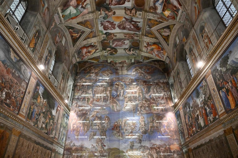 Esta fotografía muestra el andamiaje cubierto con una lona que reproduce el Juicio Final de Michelangelo durante una visita de prensa a la inusual restauración del fresco en la Capilla Sixtina, en el Vaticano, el 28 de febrero de 2026.