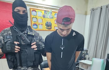 Pedro Fabián García Miranda, junto con las evidencias encontradas en su poder fueron a aparar en la comisaría 10° Central de Mariano Roque Alonso.