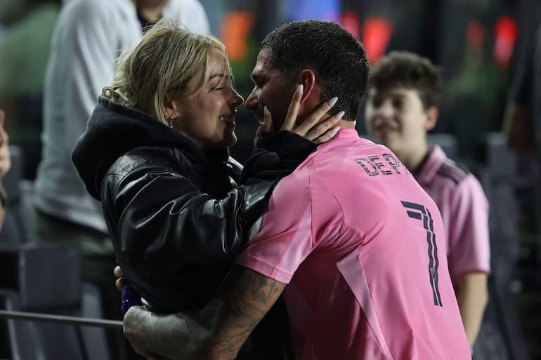 ¡Hermosa y enamorada parejita! Rodrigo De Paul y Tini Stoessel en el Chase Stadium en Fort Lauderdale, Florida. (Leonardo Fernández/Getty Images/AFP)