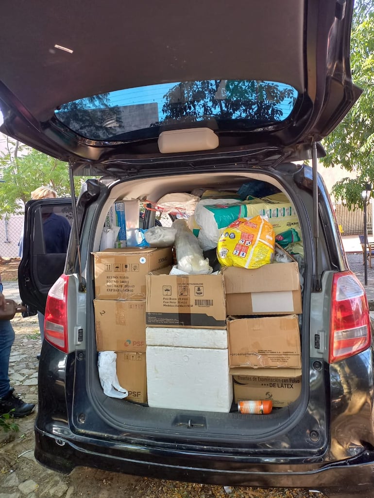 Dos vehículos cargados de medicinas, fueron incautados esta mañana en el Hospital Central del IPS. 