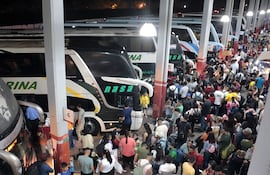 Solo el martes más de 30.000 personas pasaron por la Estación de buses de Asunción (EBA).
