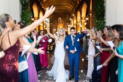 Daniela Domaniczky Ballasch y Guillermo León Delgado a la salida de la iglesia recibidos alegremente por sus invitados.