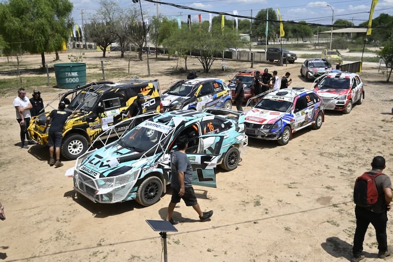 Los autos del Campeonato Nacional de Rally y las Camionetas realizan la instalación del GPS en la Terminal de Ómnibus de la ciudad de Mariscal Estigarribia, cabecera del Rally del Chaco 2026.