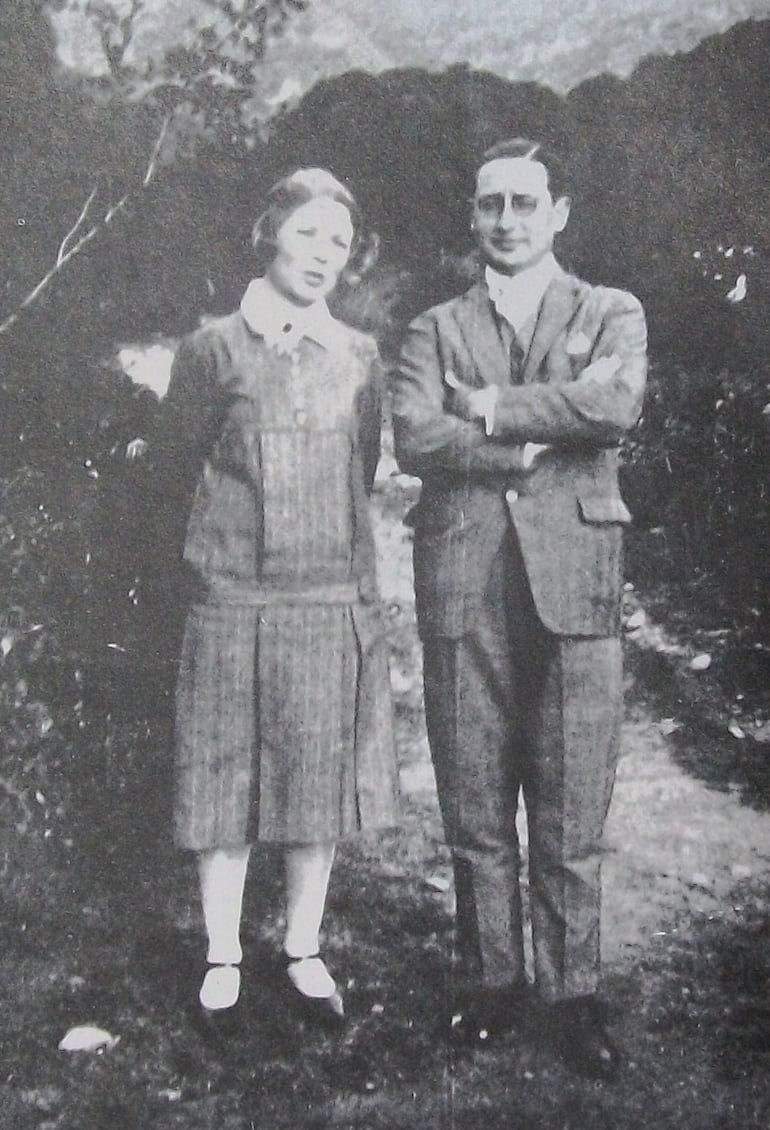 Alfonsina Storni junto a uno de sus amigos, el escritor Fermín Estrella Gutiérrez, en Córdoba en 1922