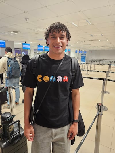El delantero Adrián Alcaraz, en el Aeropuerto Internacional Silvio Pettirossi para emprender el viaje rumbo a México y sumarse a al disciplina de su nuevo club, Pachuca de la Liga MX.