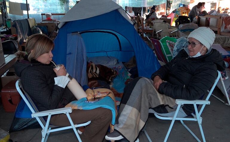 Con el frío intenso de estos días, familiares de pacientes internados acampan en el "albergue" del Hospital Central del IPS.