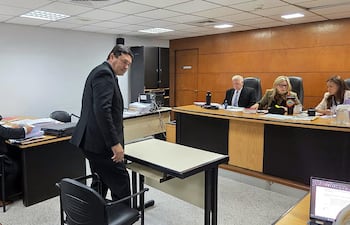 El juez de Sentencia Darío Báez llega a la sala para declarar en el juicio oral que afronta la actuaria Juliana Romero Maciel, acusada de intentar supuestamente ayudar al usurero Ramón González Daher.
