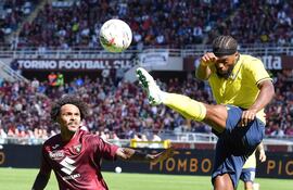 Turin (Italy), 29/09/2024.- Torino's Valentino Lazaro (L) and Lazio's Nuno Tavares in action during the Italian Serie A soccer match between Torino FC and SS Lazio, in Turin, Italy, 29 September 2024. (Italia) EFE/EPA/Alessandro Di Marco