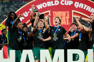 Los jugadores de Portugal celebran el primer campeonato alcanzado en el Mundial Sub 17 de Qatar, luego de vencer en la final a Austria por 1-0.