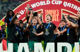 Los jugadores de Portugal celebran el primer campeonato alcanzado en el Mundial Sub 17 de Qatar, luego de vencer en la final a Austria por 1-0.
