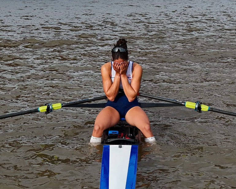 La remera paraguaya Nicole Martínez celebra la conquista de la medalla de oro en el remo individual de los Juegos Odesur 2026 en la Laguna Setúbal de la Costanera Este, en Santa Fe, Argentina.