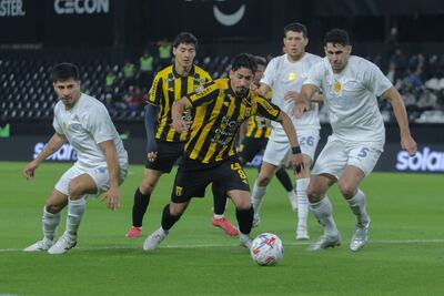 El volante aurinegro, Aldo Maíz intenta avanzar con el esférico dominado en medio de los defensores de Libertad, Néstor Giménez y Diego Viera. (Foto: APF)
