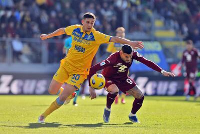 Ilario Monterisi de Frosinone (L) y Antonio Sanabria de Torino (R) en acción durante el partido de fútbol Serie A entre Frosinone Calcio y Torino FC en Frosinone, Italia, 10 de diciembre de 2023.