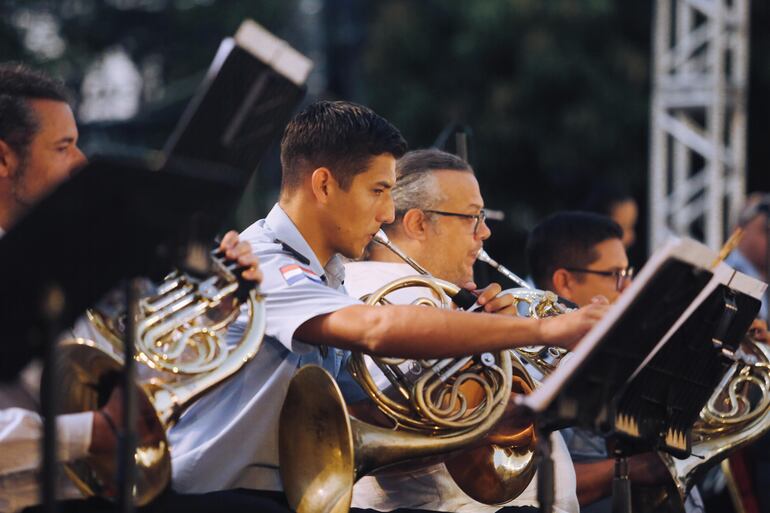 Serenata conmemorativa celebra 36 años del retorno democrático en Paraguay.