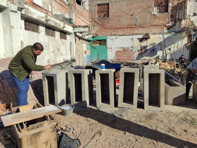 Equipos de constructores trabajan para reparar parte del edificio destruido por el tiempo y el robo de materiales de parte de los mismos reclusos.