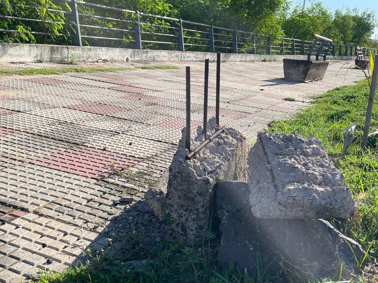 Varillas de acero oxisdadas están al costado de las veredas de la Costanera, representando un grave riesgo de accidentes.