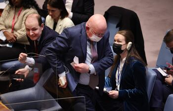 El embajador ruso ante las Naciones Unidas, Vasily Nebenzya (de pie) se retira de la sala de sesiones del organismo.