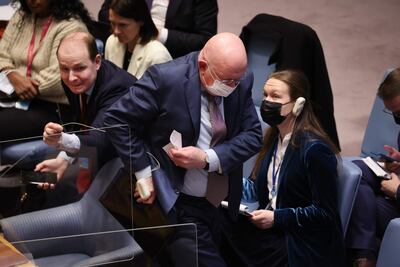 El embajador ruso ante las Naciones Unidas, Vasily Nebenzya (de pie) se retira de la sala de sesiones del organismo.