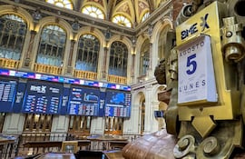 La Bolsa española cayó el 2,87 % en la apertura de este lunes y se situó por debajo de los 10.400 puntos, en una nueva sesión negativa para los mercados, que se ven afectados por el miedo a que EE. UU. entre en recesión.