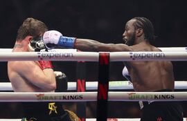 El estadounidense Terence Crawford (d) golpea al mexicano Canelo Álvarez durante su combate por el Campeonato del Mundo del peso Super Medio en Las Vegas, Nevada, Estados Unidos.