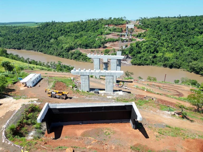 El puente sobre el río Monday, obra estratégica para habilitar el acceso rural al Puente de la Integración, estará disponible recién a finales de 2026.