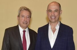 El embajador de Uruguay, Eduardo Bouzout Vignoli y el presidente del Club de Ejecutivos, Jaime Egüez.