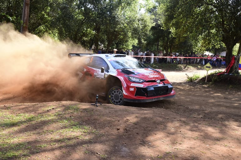 Los pilotos y equipos del Rally del Paraguay 2026 en las pruebas libes oficiales en un tramo de 5,6 kilómetros en la ciudad de Carmen del Paraná, Departamento de Itapúa, Paraguay.