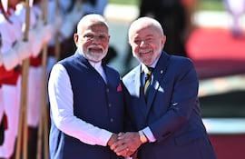 El presidente de Brasil, Luiz Inácio Lula da Silva (d) y el primer ministro de India, Narendra Modi.