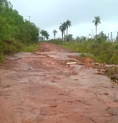 Camino vecinal en Mbokarusú empeora tras lluvias y falta de mantenimiento.