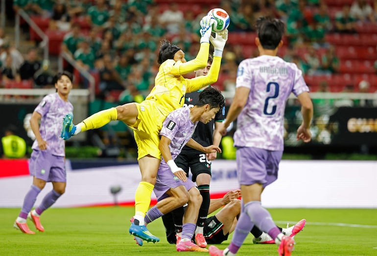 El guardameta de Corea del Sur Kim Seung-gyu intenta agarrar el balón durante el partido de fútbol del Grupo A de la Copa del Mundo 2026 entre México y Corea del Sur en el Guadalajara Stadium en Zapopan.