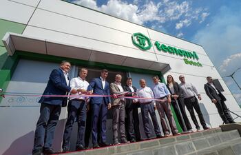 El Presidente de la República, Santiago Peña, asistió a la inauguración de Tecnomyl Biotech, en la ciudad de Villeta.