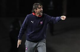 El entrenador de Cerro Diego Hernán Martínez dirigiendo el partido de vuelta de los octavos de final de la Copa Libertadores entre Estudiantes y Cerro Porteño, en el estadio Jorge Luis Hirschi en La Plata (Argentina).