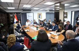 Tras reunión interinstitucional posponen huelga de camioneros.