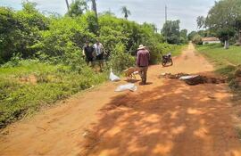 Pobladores de la compañía Pacheco arreglan el camino vecinal con ayuda de palas y carretillas.