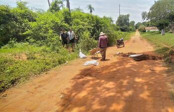Pobladores de la compañía Pacheco arreglan el camino vecinal con ayuda de palas y carretillas.