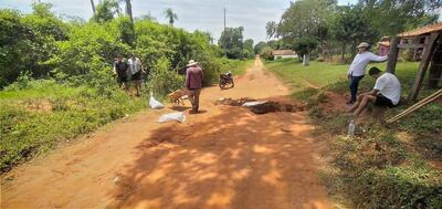 Pobladores de la compañía Pacheco arreglan el camino vecinal con ayuda de palas y carretillas.