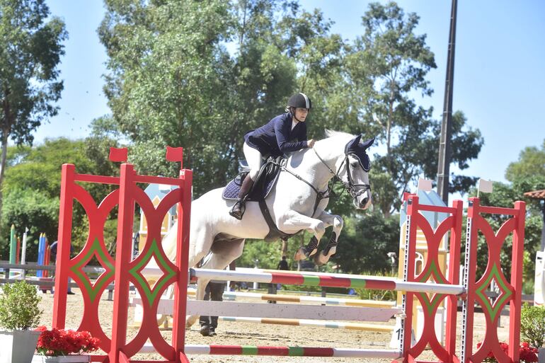 María Arami Barreto, de la Sociedad Hípica Paranaense, con Espléndido, concursó en la categoría de 1.00 metro, en el Club Hípico.