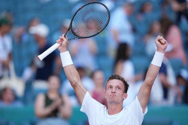 El checo Jiri Lehecka aparta a Taylor Fritz