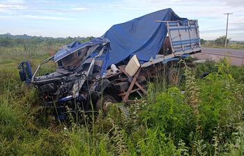 Tras el choque frontal de los rodados el vehículo de mediano porte quedó al costado de la ruta con daños materiales de consideración