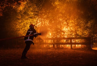Un equipo de bomberos desplegándose para combatir un incendio forestal que se extendía por Ares, en el suroeste de Francia.