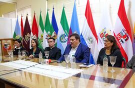 El presbítero Rodrigo Acosta y el gobernador de Guairá, César Sosa (ANR), junto a otros referentes del área de la adicción durante la socialización del proyecto.