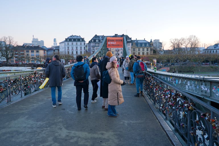 Muchos candados de amor en la barandilla del puente peatonal Eiserner Steg en una tarde de otoño en la ciudad alemana de Frankfurt.