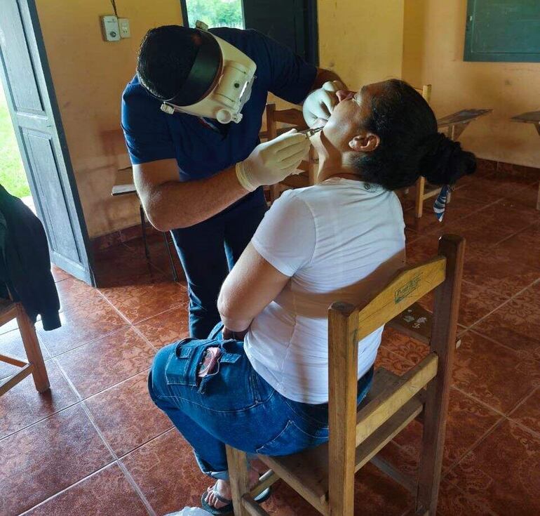 La atención médica estuvo acompañado por un odontólogo que realizó varias extracciones a los pobladores.