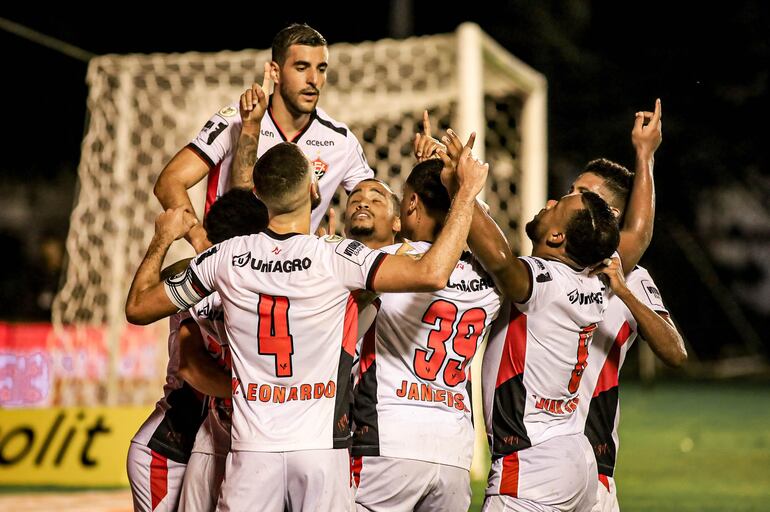 Raúl Cáceres, en la cima de festejos del Vitória.