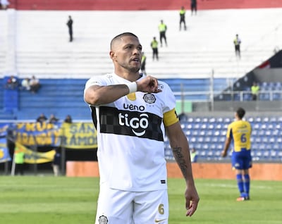 El mediocampista y capitán de Olimpia, Richard Ortiz celebra el tanto de apertura en el marcador en el triunfo ante Sportivo Luqueño.